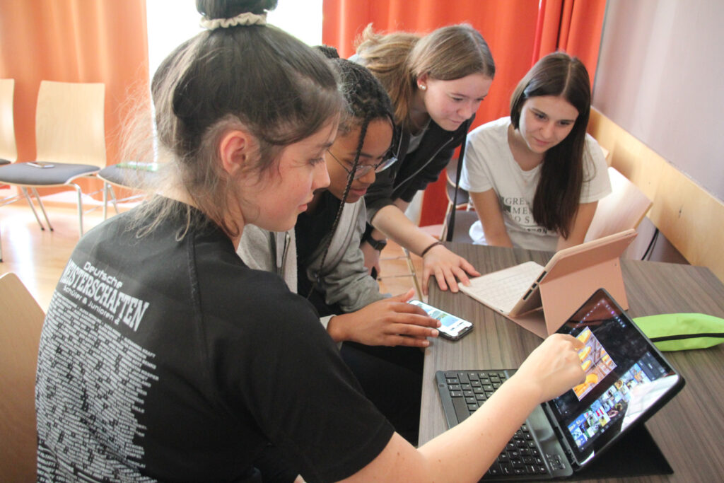 Gruppenarbeit an den iPads