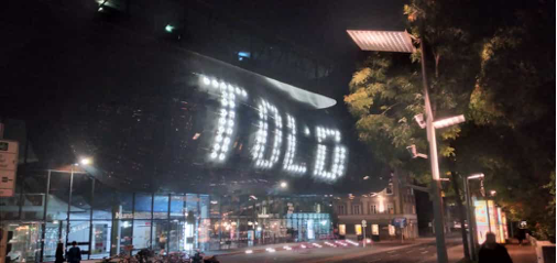 Museum mit Leuchtschrift