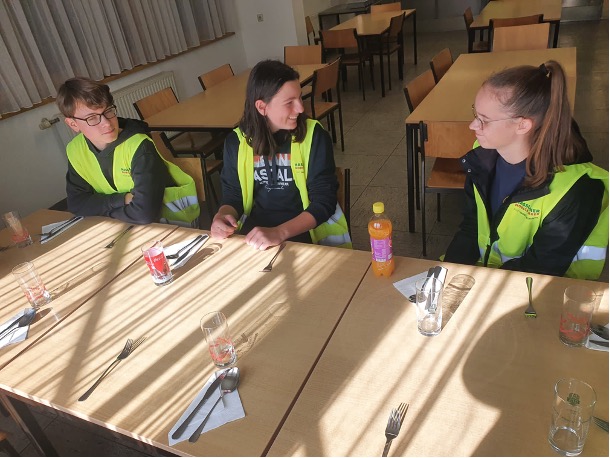 Praktikanten in der Werkstatt