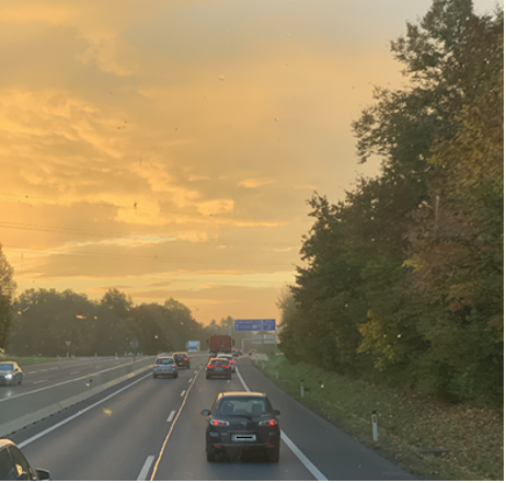 Blick aus dem Bus auf die Autobahn