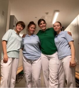 Praktikantinnen in der Klinik