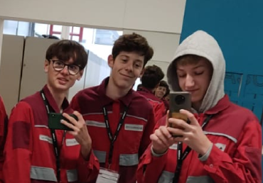 Praktikanten in Arbeitskleidung