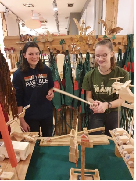 Umgang mit den Holzteilen in der Holzwerkstatt