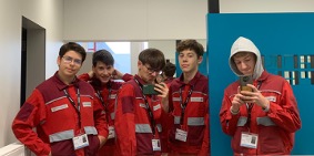 Die Praktikanten in Arbeitskleidung bei Magna